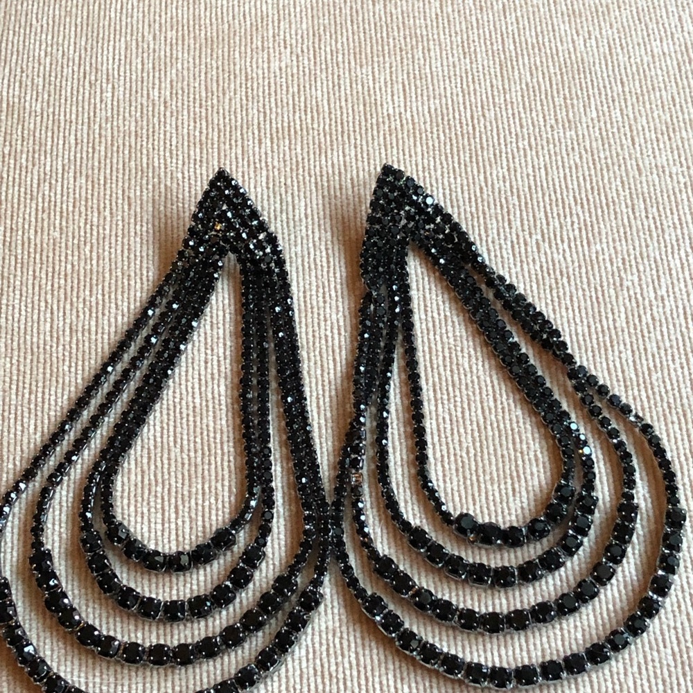 🎉NEW LISTING! Dazzling Damoiselle Earrings - Picture 3 of 4